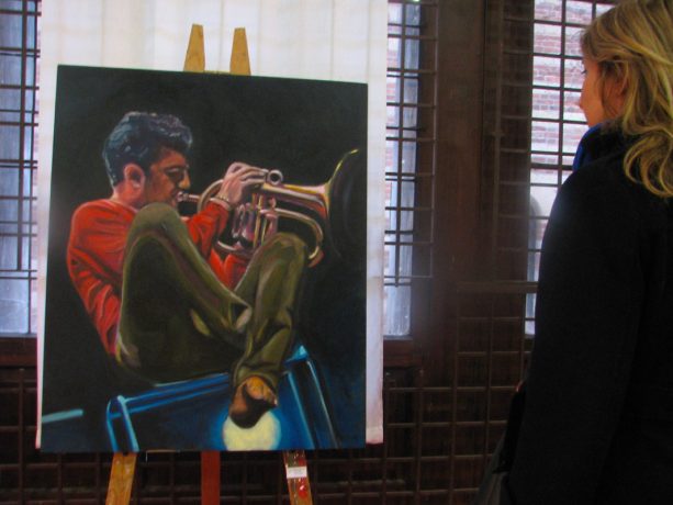 Un quadro di Andrea Sambugaro della serie “Orchestra” esposto su un cavalletto da pittura