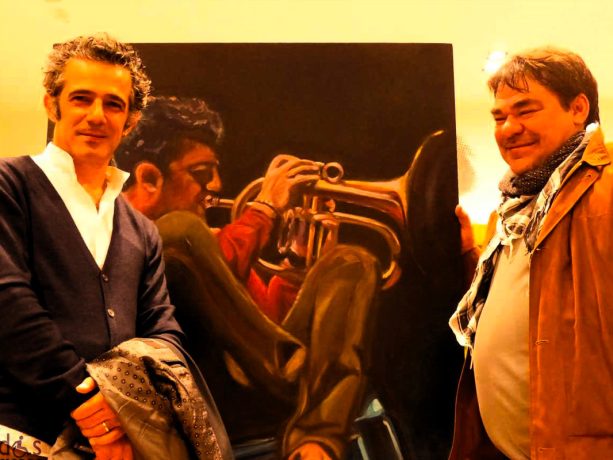 Foto di Andrea Sambugaro con Paolo Fresu, davanti al quadro che lo ritrae